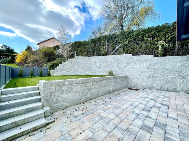 Neu saniertes Mehrgenerationenhaus mit Natursteinterrasse und Garten Ohne Provision!