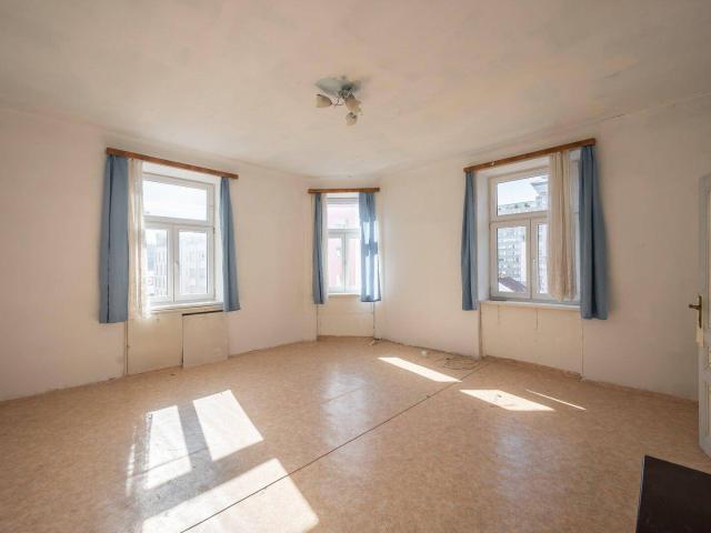 NEU+ Sanierungsbedürftige 2 Zimmer Altbau Wohnung mit viel Potenzial!