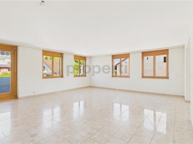 Neu renovierte 4.5 Zimmer Elegantwohnung mit eigenem Parkplatz, Bubendorf