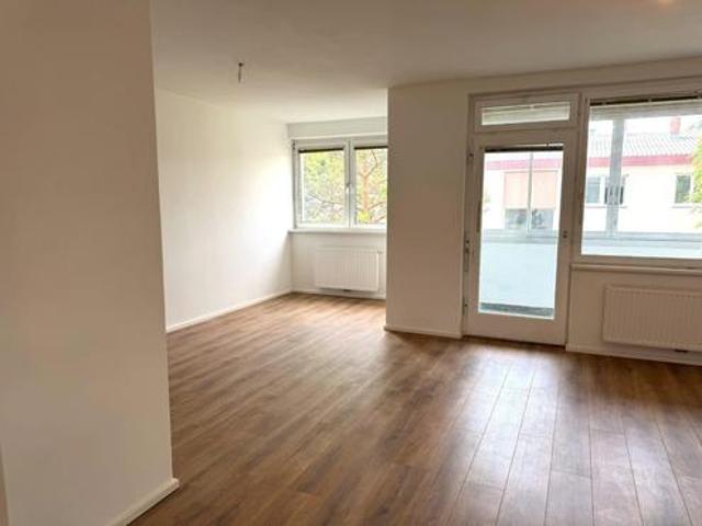 Neu renovierte, 2 3 Zimmer Wohnung + Loggia!