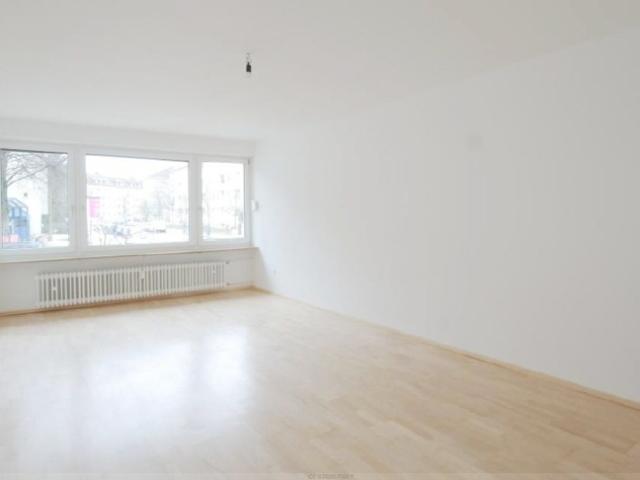 Neu renovierte 2,5 Zi. Wohnung mit großer Wohnküche mit EBK