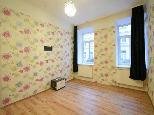 NEU+ Renovierungsbedürftige 4 Zimmer Altbauwohnung im Erdgeschoss!