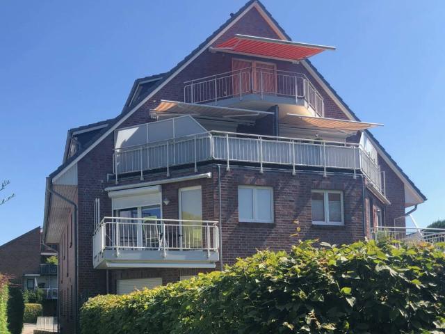 NEU Wie NEU ! Hochwertige 4 Zi. Whg. mit gr. Balkon, Fahrstuhl + 2 Tiefgaragenplätzen