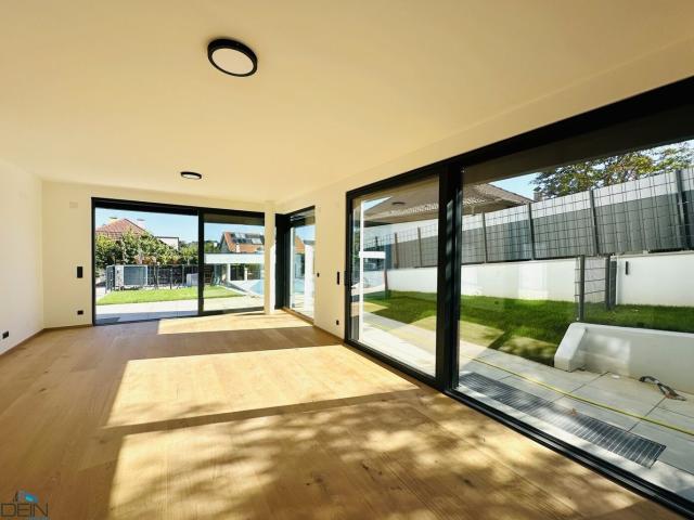 Neu! Traumhafte Vollunterkellerte 5 Zimmer Doppelhaushälfte mit Swimmingpool!