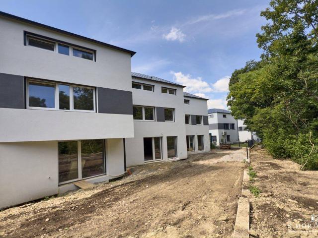 • NEU • ZIEGELMASSIV • 12 SCHLÜSSELFERTIGE HÄUSER • JEWEILS 2 PKW STELLPLÄTZE • GARTEN & TERRASSE • FISCHAMEND •