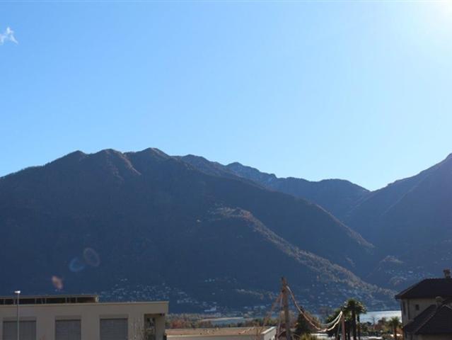Neubau 3 1/2 Zimmer Gartenwohnung an zentraler Lage mit Seeblick / nuovo appartamento di 3 1/2 locali con giardino con vista lago