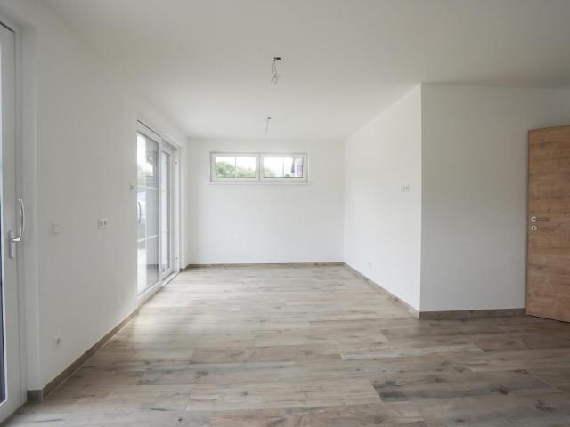 Neubau 4 Zimmer Wohnung mit großzügiger Terrasse & Carport