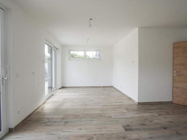 Neubau 4 Zimmer Wohnung mit großzügiger Terrasse & Carport