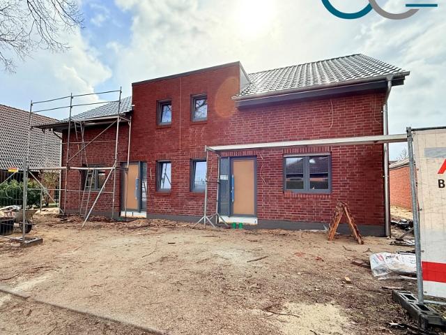 Neubau / Attraktive Doppelhaushälfte mit Terrasse, Garten und Carport!