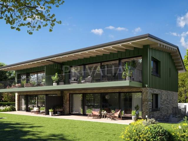 Neubau: Geräumiges Haus mit vier Schlafzimmern und privatem Garten