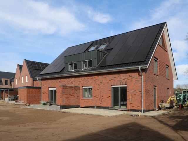 Neubau Doppelhaushälfte KfW 40 mit PV Anlage und Speicher