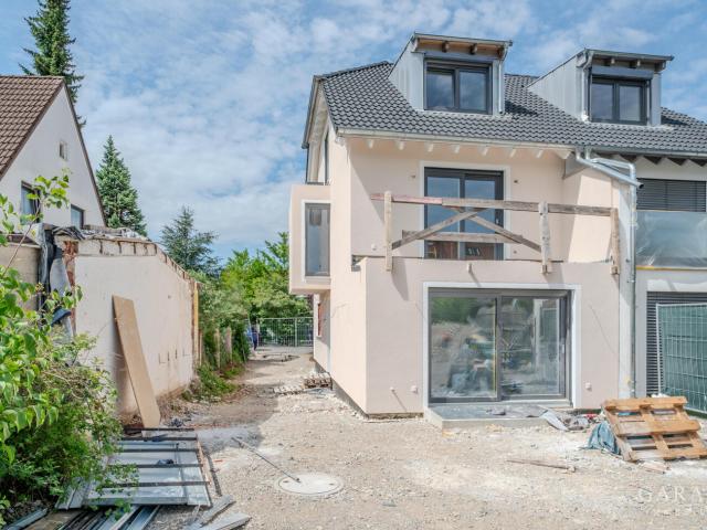 Neubau Doppelhaushälfte mit Garten in Trudering stilvoll, hochwertig & in Kürze bezugsfrei