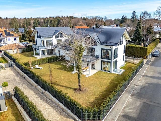 Neubau Einfamilienhaus mit moderner Architektur & Aufzug