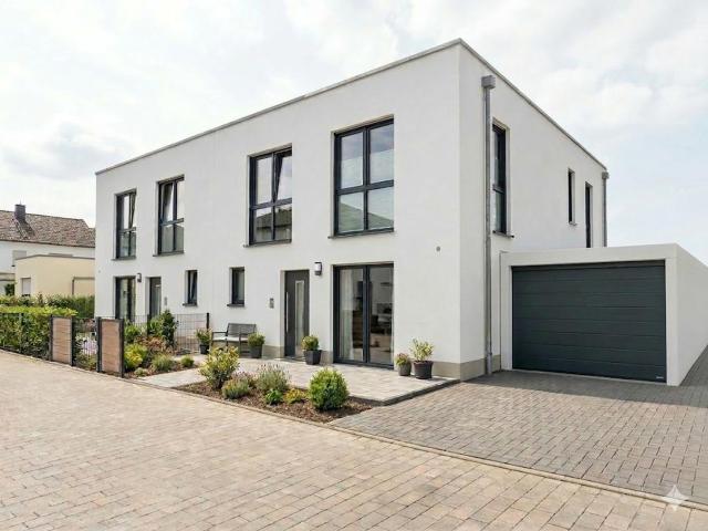 NEUBAU Erstbezug DHH mit Garage | PV + Wärmepumpe | 3 Bäder | 173 qm | provisionsfrei | Top Lage