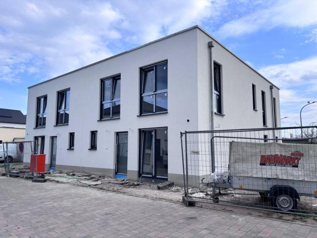 NEUBAU Erstbezug DHH mit Garage | PV + Wärmepumpe | 3 Bäder | 173 qm | provisionsfrei | Top Lage
