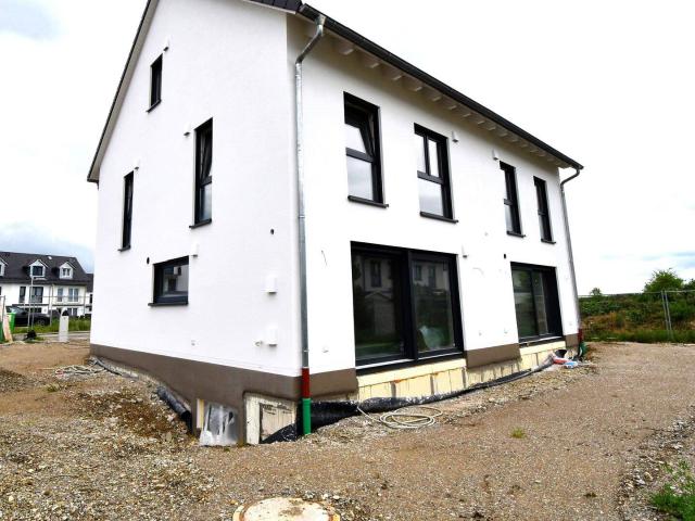 Neubau! Hochwertige und energetisch effiziente Doppelhaushälfte, ideal für Familien mit 3 Kindern, direkt in Maisach