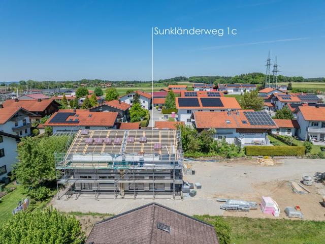 Neubau: Lichterfüllte Haushälfte mit hochwertiger Ausstattung in Chiemseenähe