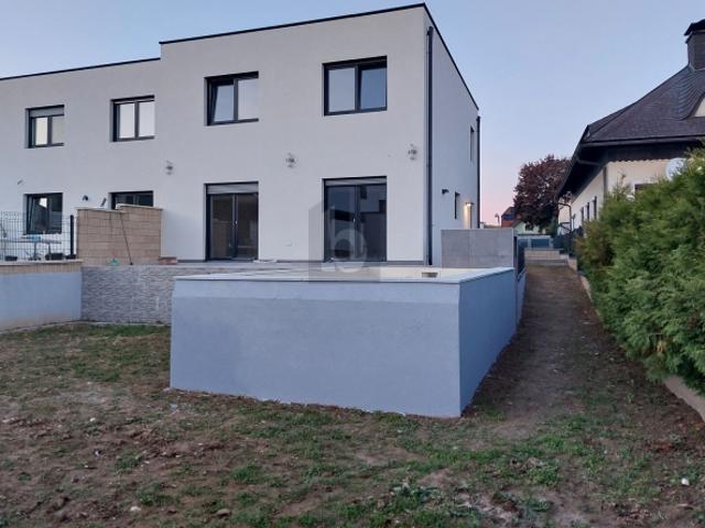 NEUBAU MODERN MIT POOL UND NACHHALTIGEM KONZEPT