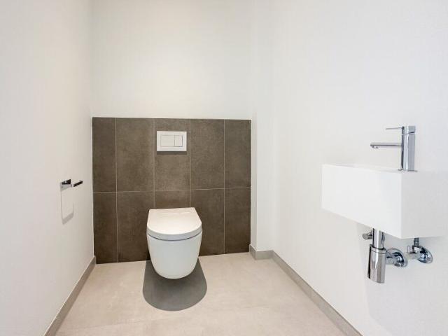 Neubau Nähe UNO City Familienwohnung mit lichtdurchfluteten Panoramafenster