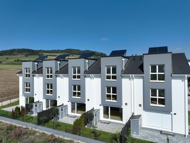 Neubau Reihenmittelhaus in attraktivem Neubaugebiet inkl. Solaranlage, Einbauküche, Carport uvm