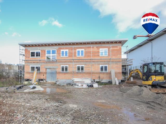NEUBAU Zweifamilienhaus mit Büro und geplanter Halle für vielseitige Nutzung in Lauchringen