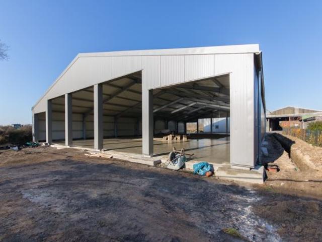 Neubauhalle mit separaten Lagerabteilen