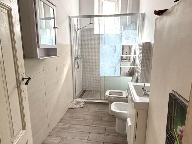 Strasbourg Neudorf, Rdc, Appartement 103 m2 à rénover, balcon, accès PMR existant, Tram