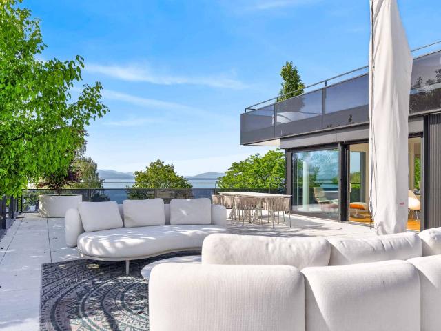 Neue Eckwohnung mit 5,5 Zimmern und einer Terrasse von 200 m² – Blick auf den Genfersee