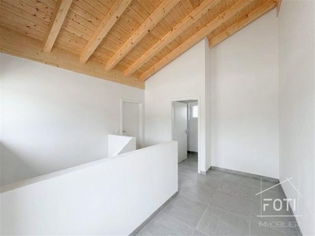 NEUE freistehende Villa mit 4,5 Zimmern und wunderschönem Blick auf die Ebene