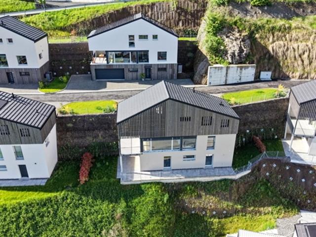 NEUE freistehende Villa mit 4,5 Zimmern und wunderschönem Blick auf die Ebene