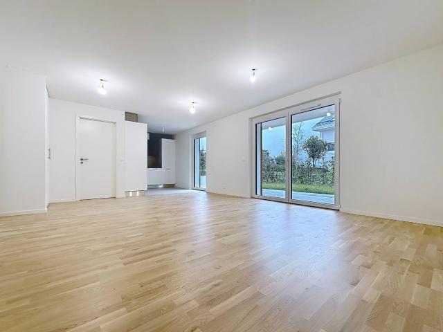 Neue 2.5 Zimmer Wohnung mit Terrasse und Garten