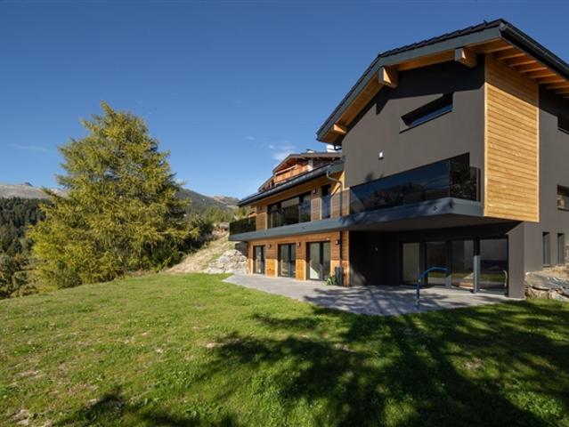 Neues Chalet in Crans Montana am Rande eines landwirtschaftlichen Gebiets