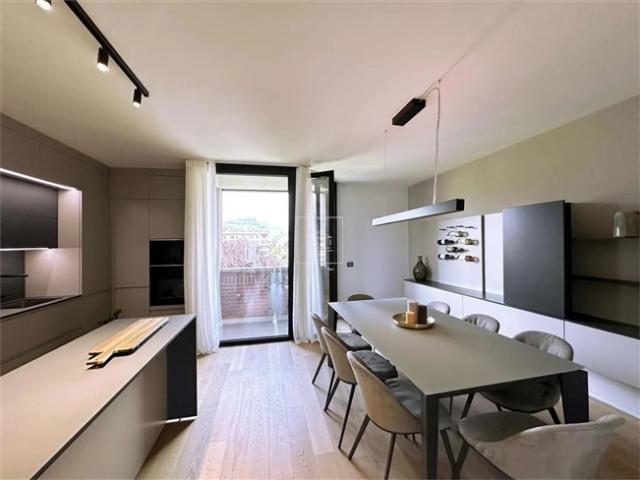 Neues Duplex Attikapenthouse mit Dachterrasse