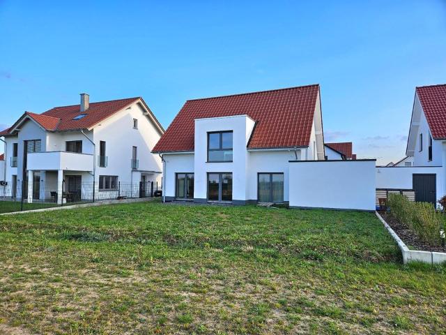 Neues, exklusives Einfamilienhaus mit Blick ins Grüne