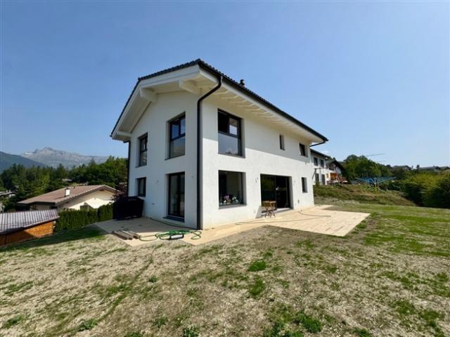 Neues Haus in Lens mit Garten und Panoramablick auf die Berge und den See