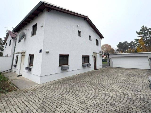 Neuer Preis! U Bahn Nähe | Traumhaftes Zweifamilienhaus mit 2 separaten Eingängen, mit Pool, Garten & Garage – Wohnen mit Stil