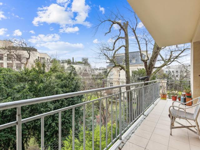Neuilly Appartement familial avec balcon sur jardin