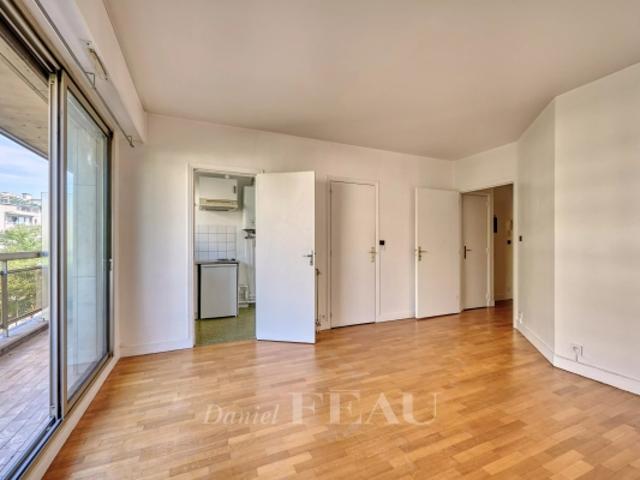 Neuilly / Paris XVII Grand studio avec balcon