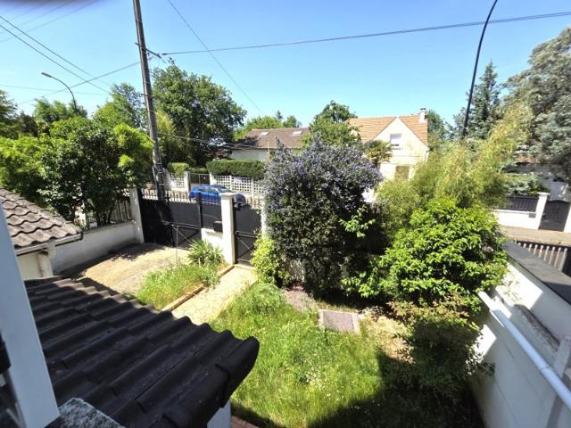 Neuilly Plaisance, dans l’environnement résidentiel du Plateau d’Avron, une très belle maison familiale de 4 pièces sur son jardin arboré de 240m2