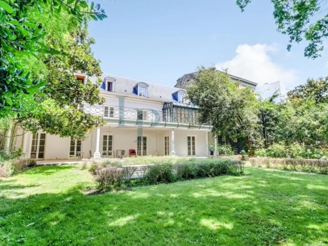 NEUILLY SUR SEINE – UN HÔTEL PARTICULIER D'EXCEPTION AU CŒUR D'UN ENVIRONNEMENT PRIVILÉGIÉ JARDIN PISCINE