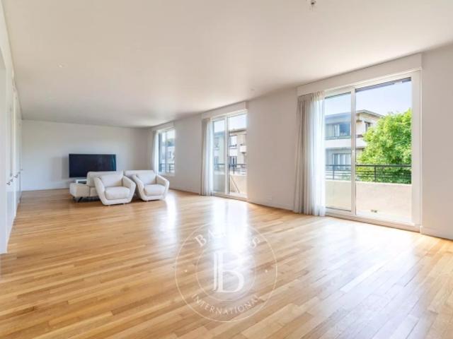 Neuilly sur Seine Longchamp Appartement 2 chambres Dernier étage Balcon Climatisation reversible