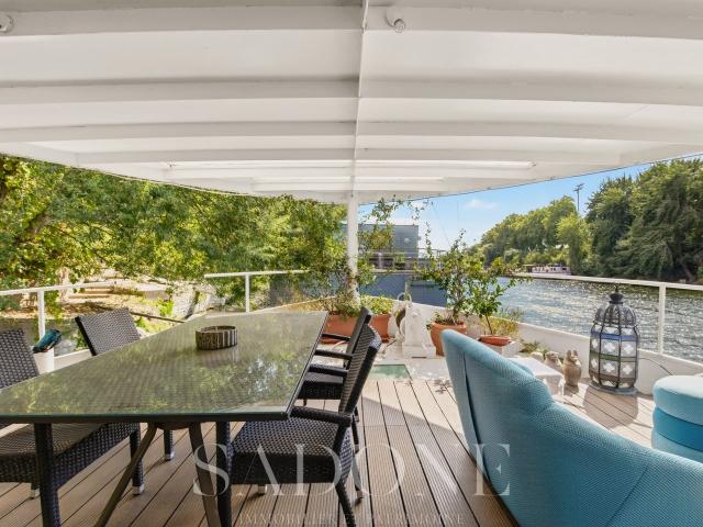 Neuilly Sur Seine. Péniche d'habitation idéalement située, verdure, commerces et transports aux portes de Paris
