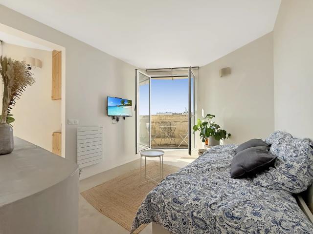 Neuilly sur Seine/Madrid Studio meublé avec balcon et vue exceptionnelle –