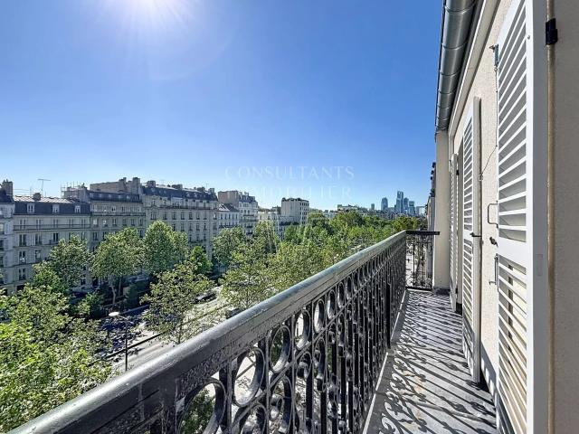 NEUILLY SABLONS Place du marché