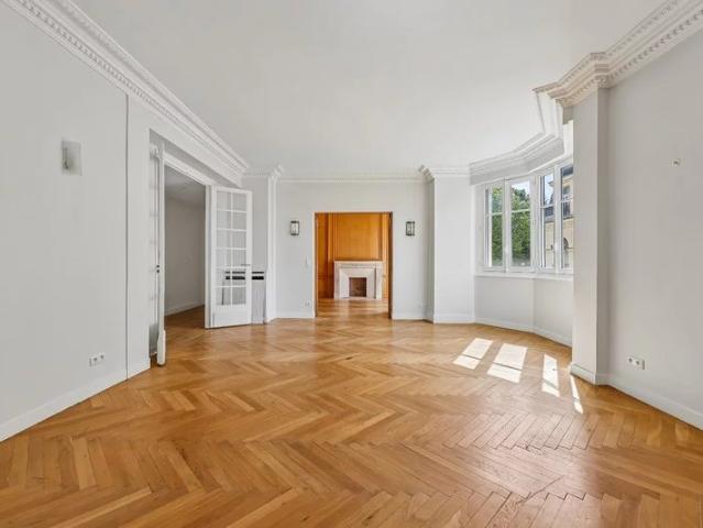 NEUILLY SAINT JAMES / LONGCHAMP: Élégant appartement familial de