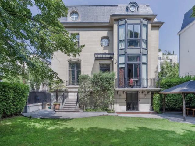 Neuilly Saussaye Hôtel particulier de 600m² avec grand jardin