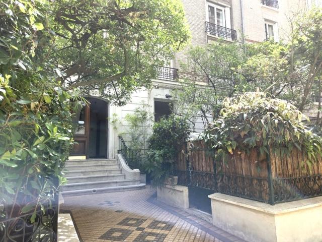 Neuilly village, à 2 pas du lycée Pasteur et du métro Sablons, une charmante chambre de service de 10.44m2