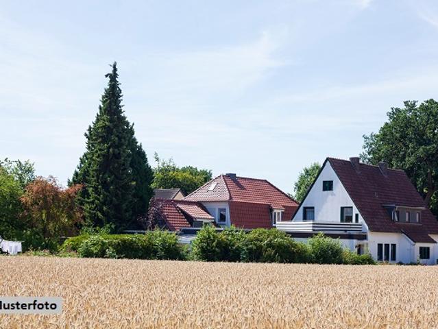 Neunfamilienhaus nebst Garten