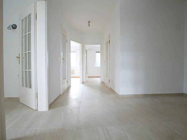 Neurenovierte 3 Zimmer Balkonwohnung mit Tiefgaragenplatz paar Minuten von Marktplatz entfernt