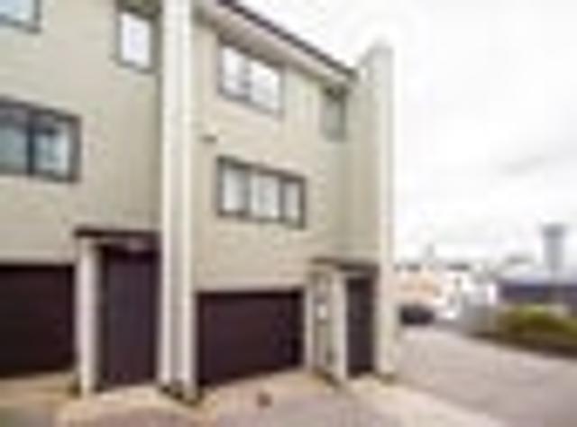 Newtown, 3 bedrooms, $750 pw